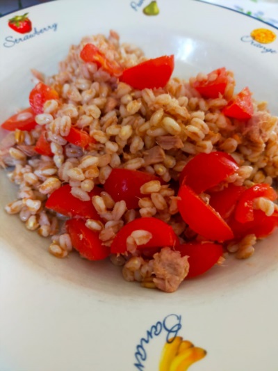 Insalata di farro perlato con tonno e pomodorini  